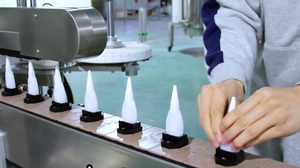 Precio de fábrica botella de calentamiento automático de PVC manga retráctil etiqueta máquina pegadora <span class=keywords><strong>Yulian</strong></span> máquina de etiquetas de escritorio - Product Image 2