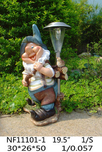 Divertente giardino gnome con la luce solare - Product Image 3