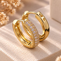 Boucles d'oreilles créoles Huggie en laiton plaqué or 18 carats avec zircone cubique, design à double rangée articulé, bijoux de mode pour femmes, vente en gros, OEM, personnalisé