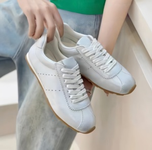 Chaussures pour femmes en dentelle vieillie - Chaussures en cuir véritable blanc cassé, à semelle plate, décontractées et idéales pour les trajets quotidiens - Product Image 1