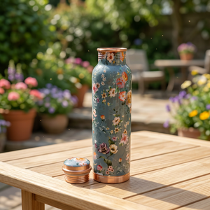 Botella de Agua de Cobre Puro con Estampado Floral Azul Pizarra Premium, 1000 ml, Diseño de Flores Estilo Cottage Inglés, Botella Metálica a Prueba de Fugas - Product Image 1