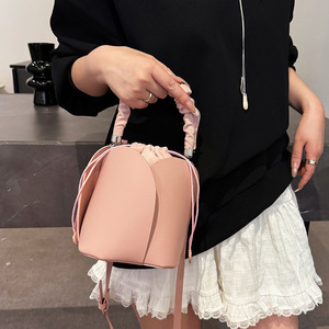 Bolso de Hombro Versátil para Mujer, Estilo Retro, con Diseño de Pétalos de Flores, Bolso Bandolera de PU, Moderno, Informal, para el Trabajo, Diseño Clásico y Exclusivo - Product Image 1