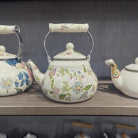 Bouilloire à thé en émail vintage, théière en émail floral vert sur acier avec poignée en porcelaine Cool Touch pour décor de cuisine domestique