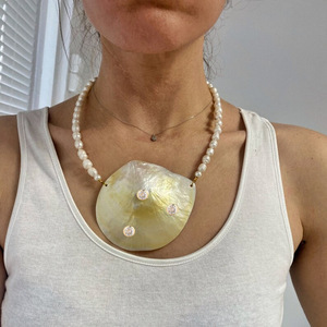 Collier pendentif grand format en perle de coquillage de luxe à la mode, acier inoxydable, or 18 carats, vintage, exagéré, épais, pour femmes - Product Image 2