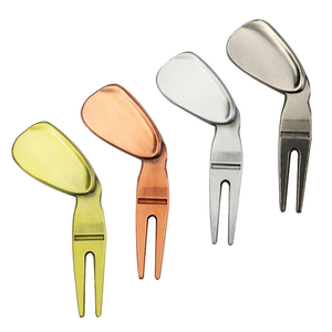 Outil de réparation de divots créatif en métal en forme de club de golf avec options pour gazon vert - Product Image 1