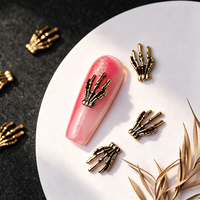 10 pièces de breloques 3D en forme de main de squelette pour Halloween, ornements d'ongles en métal doré et argenté, accessoires d'art d'ongles gothiques pour fournitures de salon