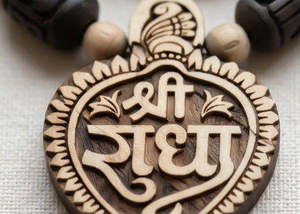 Collier de prière artisanal en perles de tulsi avec pendentif Radha, perles naturelles beiges, emballé en vrac pour le yoga, la méditation, les tenues spirituelles et comme cadeau - Product Image 4