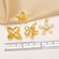 ASJEWELRY Petit pendentif connecteur floral en forme de fleur avec perles et zircone cubique pour bracelet, composant de fabrication de bijoux en cuivre plaqué or DIY chma706