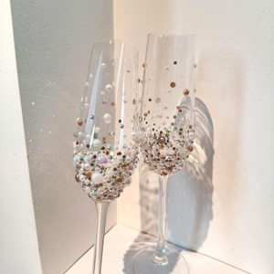 Copas de Champán Personalizadas Pintadas a Mano con Perlas, Cristales y Diamantes, Regalo de Boda o Aniversario para el Sr. y la Sra. - Product Image 5