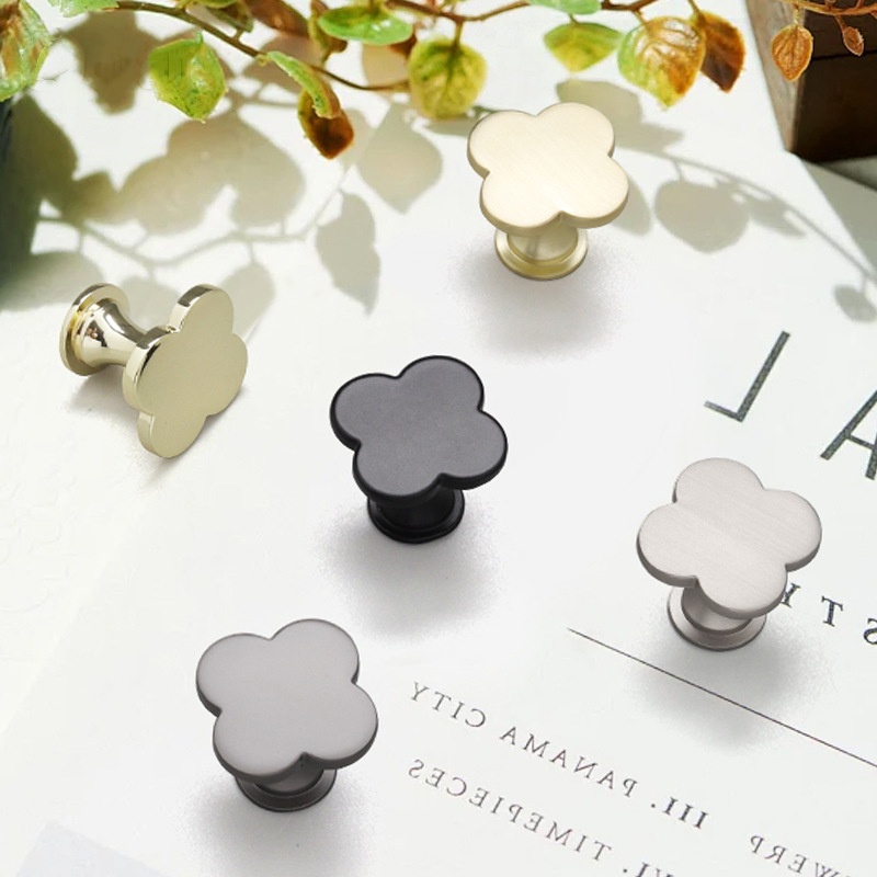 Four-leaf clover colored single-hole pull handle for simple cabinet and wardrobe door handles