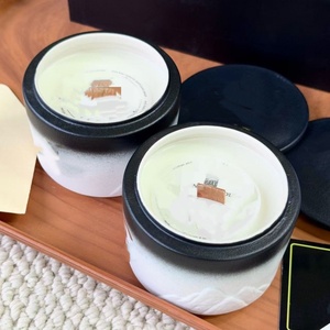 Vela Aromática de Cera de Soya con Aroma Frutal Hecha a Mano de Lujo - Regalo Clásico de Cerámica Blanca y Negra para Mujeres, Ramadán y Navidad - Product Image 4