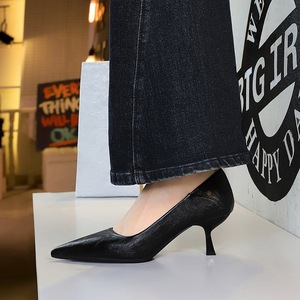 Sandales pour femmes en velours à bout pointu ouvert, avec fines brides croisées à la cheville, boucle dorée réglable, talon chaton fin et mini plateforme - Product Image 5