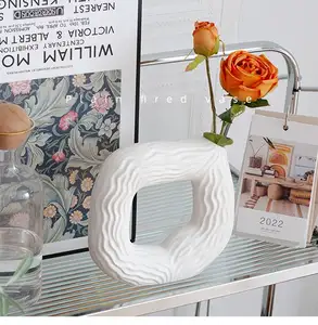 现代北欧乡村装饰白色方形陶瓷花瓶螺旋设计上釉家庭办公室复活节家居装饰