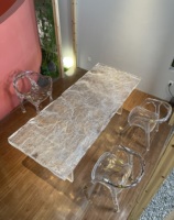 Ensemble de table à manger en bois élégant et moderne avec plateau en résine et chaises en tissu pour la maison, le bureau, la réception, le restaurant