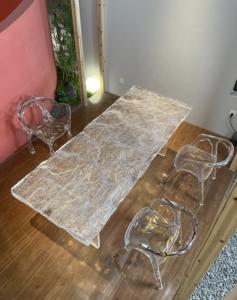 ชุดโต๊ะอาหารไม้แผ่นเรียบหรูทันสมัย ท็อปเรซิ่น พร้อมเก้าอี้ผ้า สำหรับบ้าน สำนักงาน โต๊ะประชาสัมพันธ์ ร้านอาหาร - Product Image 5