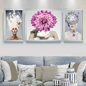 Quadro su tela surreale a 3 pannelli - Donna con testa decorata con fiori e piume, decorazione murale astratta moderna per soggiorno e camera da letto - Product Image 1