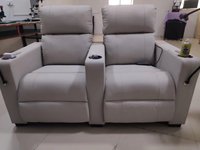 Canapé inclinable électrique pour home cinéma en cuir PU gris clair, double siège, design à coussins segmentés, accoudoirs intégrés, porte-gobelets