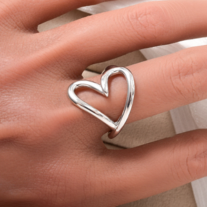 Anillo de acero inoxidable de lujo, elegante, atemporal, de primera calidad, con acabado pulido espejo, diseño de corazón hueco, banda abierta ajustable, para ocasiones especiales. - Product Image 3