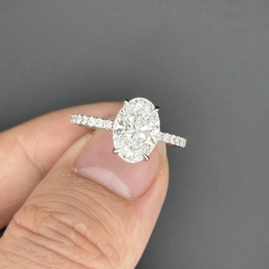 Bague de fiançailles en or blanc 18 carats avec diamant ovale de laboratoire de 3 carats, HQ Gems D VS1 IGI - Product Image 6