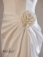 MQD06561 Gaun Pengantin Satin Elegan Model Mermaid dengan Tali Spaghetti, Hiasan Bunga Mawar 3D di Pinggang, Lipit, dan Desain Fitted