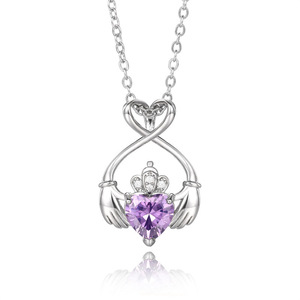 Collana con ciondolo a forma di cuore, design con ali d'angelo e corona, catena a maglia box, collana da donna. - Product Image 1