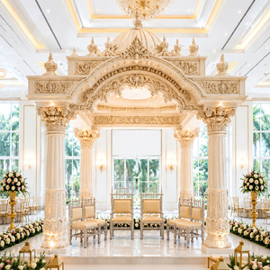 Mandap de Boda de Lujo en Blanco y Dorado con Estructura de Domo - Product Image 1