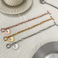 Bracelet en acier inoxydable plaqué or à texture métallique brillante, longueur réglable, fermoir à bascule, motif cœur romantique tendance pour les fêtes