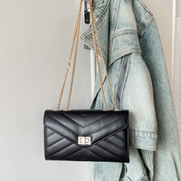 Sac à bandoulière matelassé de luxe pour femme, sac à main enveloppe à motif chevron avec fermoir doré en cuir PU