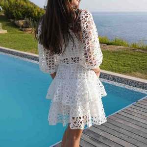 Vestido de encaje grueso blanco de alta calidad con cuello redondo y aberturas, vestido personalizado de algodón orgánico con bordado. - Product Image 4