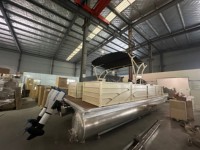 Nouveau Bateau Ponton Sportif en Aluminium Soudé de 25 pieds 2026 Certifié CE, Yacht de Luxe Haute Vitesse pour Fêtes et Pêche avec Bimini Top et Moteur Hors-Bord