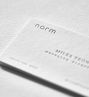 Sacs personnalisables avec gaufrage sur papier cartonné en coton, impression numérique, conception rapide et échantillonnage pour marques