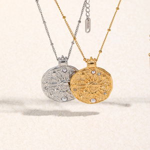 Modernos Collares <span class=keywords><strong>de</strong></span> Acero Inoxidable Chapados en Oro <span class=keywords><strong>de</strong></span> 18K con Incrustaciones <span class=keywords><strong>de</strong></span> Perlas y Circonitas, Collares con Colgante <span class=keywords><strong>de</strong></span> <span class=keywords><strong>Emoji</strong></span> <span class=keywords><strong>de</strong></span> Sol con Patrón Martillado - Product Image 1