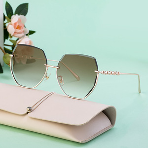 แว่นกันแดดสไตล์ยุโรปแบบครึ่งกรอบสำหรับผู้หญิง กรอบสีทอง ป้องกันรังสียูวี 400 เลนส์คลาส 2 เลนส์ไนลอน กรอบโลหะแผ่น - Product Image 1