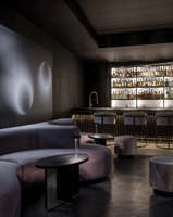 Modernes Luxus-Nachtclub-Möbelset: Geschwungenes Samt-Modulsofa und Barhocker-Set für Cocktail-Lounge