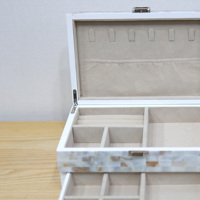 Boîte à bijoux de luxe blanche personnalisable avec logo/motif, plusieurs compartiments doublés de velours, incrustation de nacre