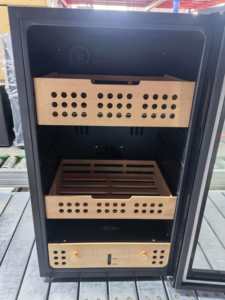 Humidor électrique OEM pour cigares, sans givre, avec ventilateur <span class=keywords><strong>de</strong></span> circulation intérieur, compatible C-Pentane/R600A, 3 tiroirs/étagères en bois <span class=keywords><strong>de</strong></span> cèdre, capacité 95L - Product Image 3