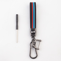 Porte-clés en silicone personnalisé avec logo disponible, porte-clés de voiture en silicone rayé 3 couleurs avec anneau en forme de D
