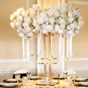 Centre de table rond blanc floral personnalisé pour mariage avec roses suspendues au plafond - Product Image 1
