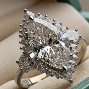 Anello scintillante a forma di marquise per donna, gioiello da dito futuristico e minimalista - Product Image 1