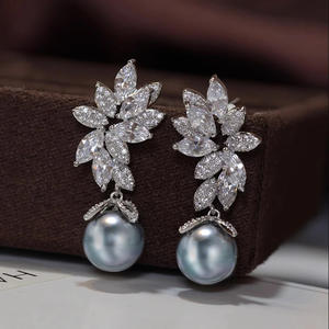 Boucles d'oreilles pendantes en argent 925 Cancan avec perles Akoya, design feuille, plaqué rhodium, perles blanches rondes AAA, bijoux de mariage, luxe pour femmes - Product Image 3