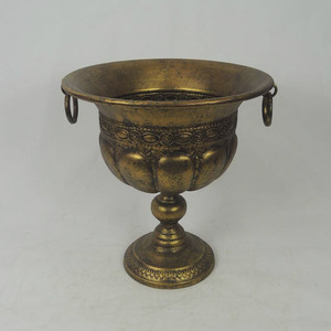 Maceta Dorada de Metal con Soporte para Plantas de Hogar y Jardín - Product Image 1