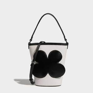 Sac seau noir et blanc de vente directe d'usine avec décoration de trèfle à quatre feuilles, sac pour femme simple et à la mode - Product Image 1