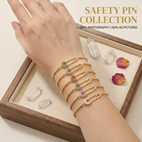 Bracciale con ciondolo a spilla di sicurezza in ottone personalizzato OEM, alla moda, con pavé di zirconi colorati, catena a mezza tennis, gioielli punk, vendita all'ingrosso dalla fabbrica