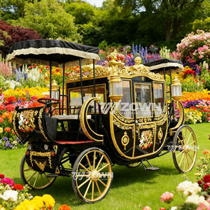 Calèche royale noire et dorée avec détails ornés et rideaux en dentelle pour séance photo de mariage - Product Image 4