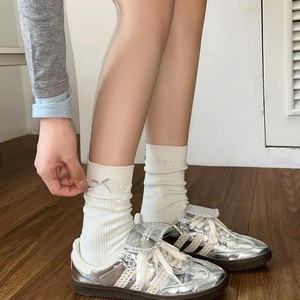 S948218WX Calzini Versatili dallo Stile Femminile, Design Colorato e Alla Moda, Calzini Luccicanti a Metà Polpaccio con Fiocco in Pizzo e Decorazione a Costine - Product Image 4