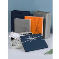 Boîtes d'emballage de vêtements en carton de luxe personnalisées haut de gamme pour accessoires vestimentaires gaufrage stratification mate pour costumes d'écharpes