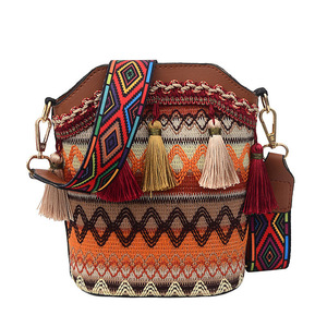 Sac fourre-tout vintage en crochet pour femme, sac à bandoulière en cuir PU tissé de haute qualité avec pompon, style rétro Tanjing - Product Image 1