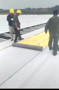 Couverture isolante élevée <span class=keywords><strong>de</strong></span> <span class=keywords><strong>laine</strong></span> <span class=keywords><strong>de</strong></span> fibre <span class=keywords><strong>de</strong></span> <span class=keywords><strong>verre</strong></span> d'épaisseur <span class=keywords><strong>de</strong></span> 25mm ignifuge avec le matériel <span class=keywords><strong>de</strong></span> PE pour les bâtiments en métal - Product Image 4