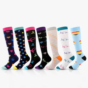 Chaussettes de compression pour femmes, hauteur genou, motif cœur arc-en-ciel, chaussettes de sport décontractées pour l'extérieur, classe 1, nylon 75% - Product Image 4