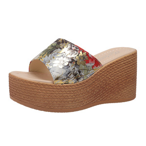 Zapatillas de mujer de gran tamaño moda casual nueva esponja de cabeza redonda fondo grueso pendiente de un solo dedo expuesto y sandalias para mujer - Product Image 3